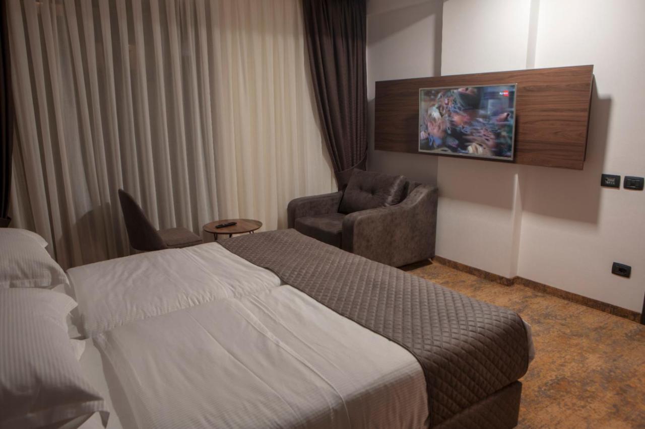 Qama Hotel Pristina Exterior foto