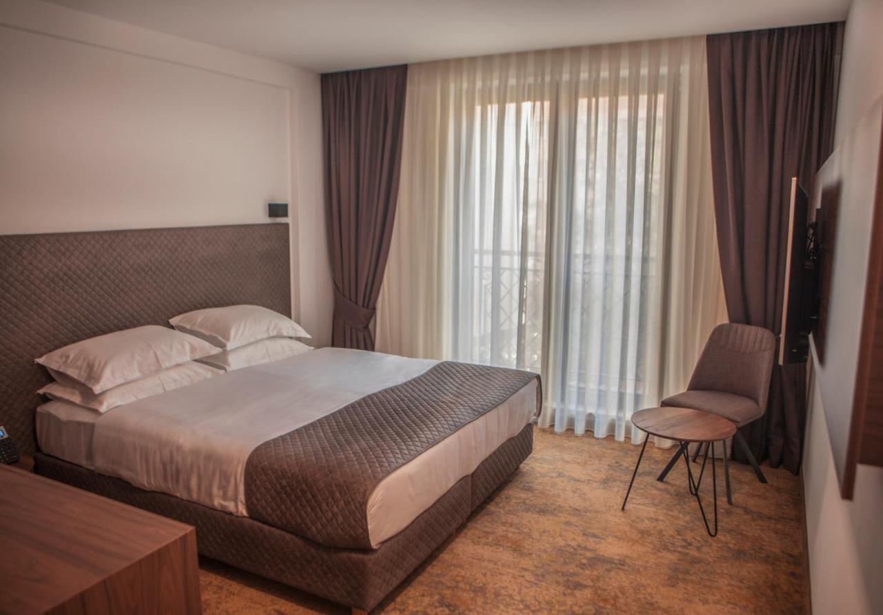 Qama Hotel Pristina Exterior foto